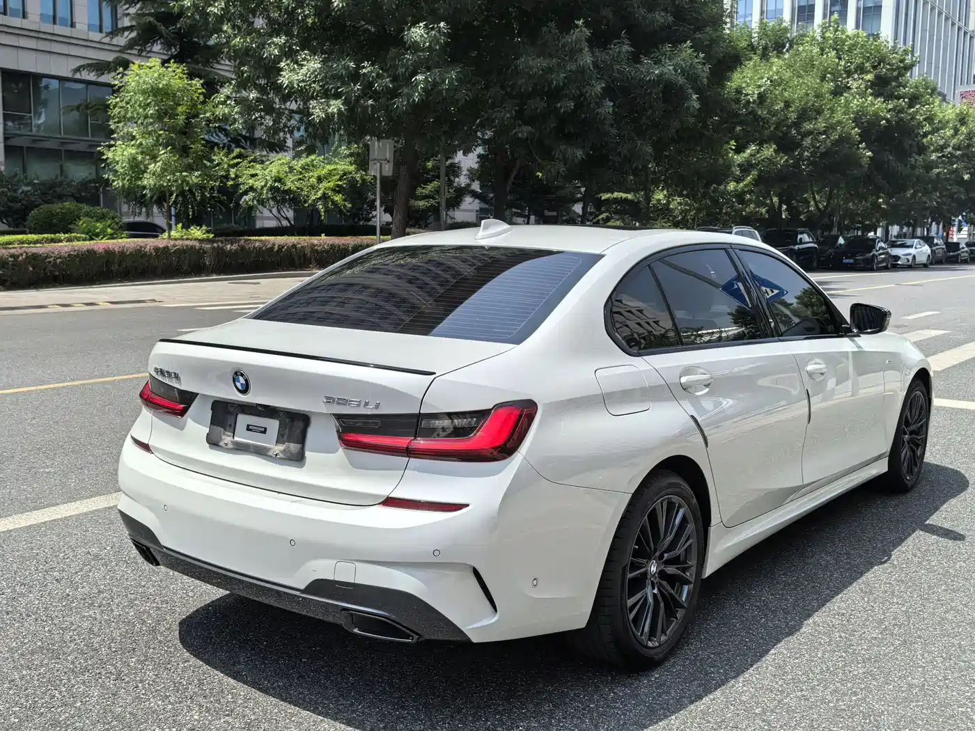 BMW 3 Series 2022 325Li M Sport Shadow Edition фото 5