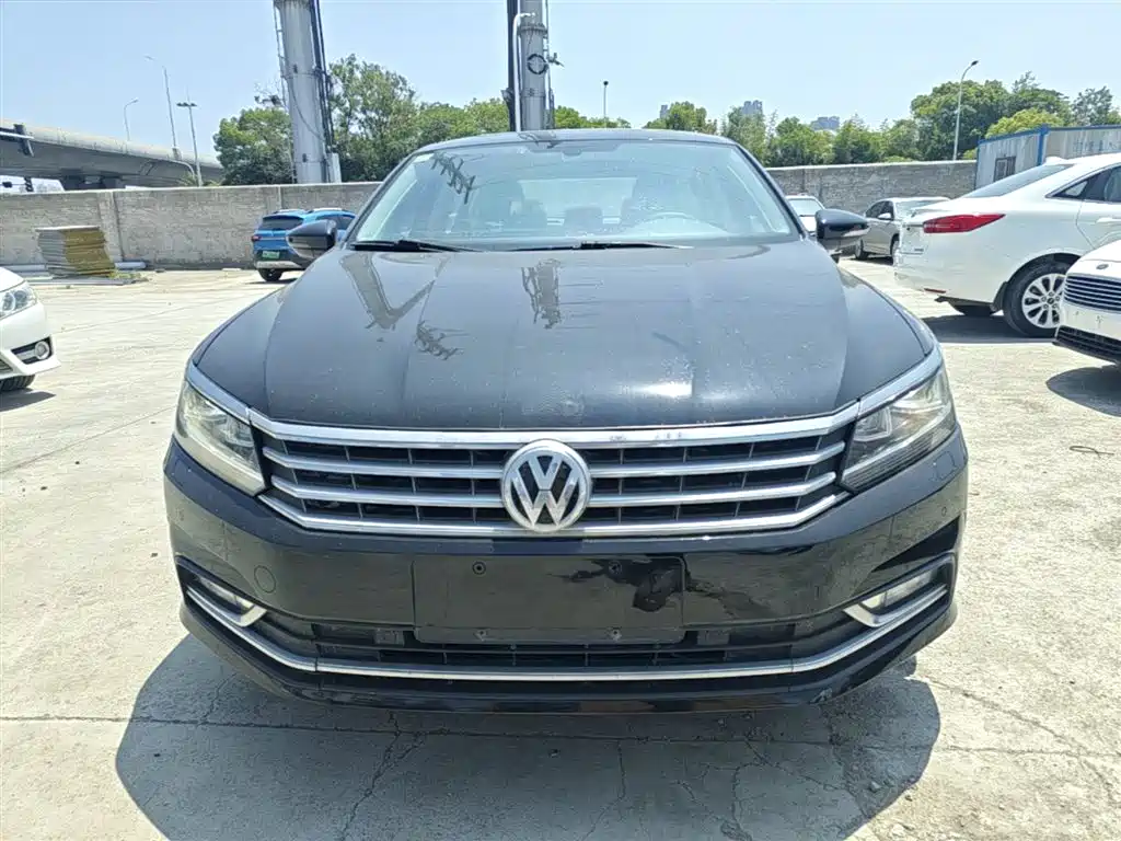 Volkswagen Passat 2017 330TSI DSG Luxury фото 3