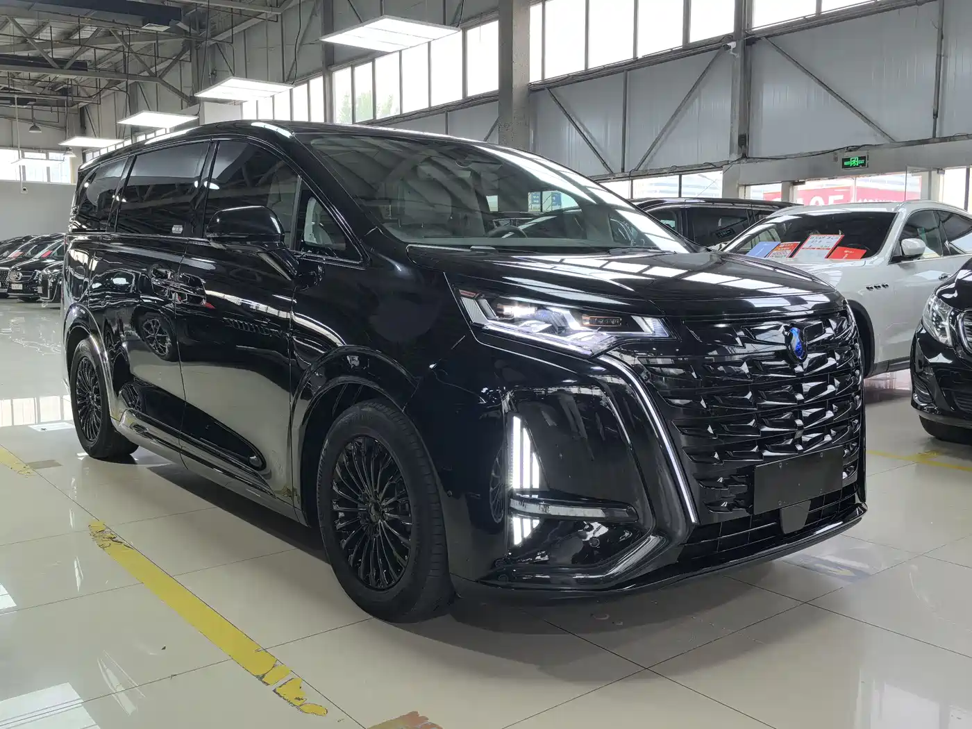 Denza D9 2022 DM-i 970 AWD Flagship фото 3