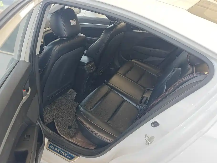 Hyundai Elantra 2016 1.6L Manual Smart·Youth Edition фото 11