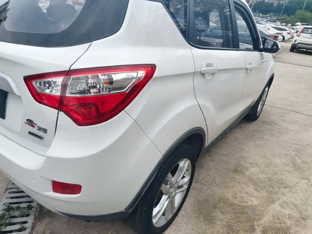 Photo 8 - Changan CS35