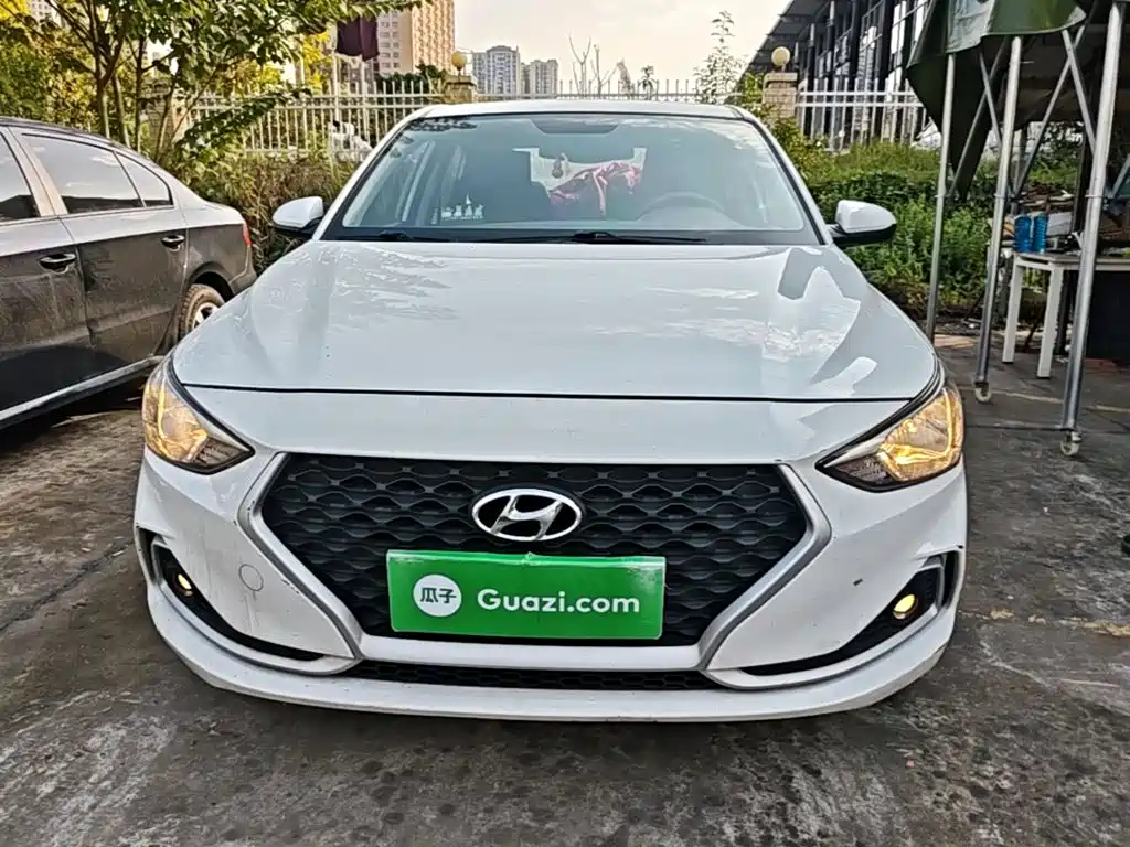 Photo 3 - Hyundai Elantra