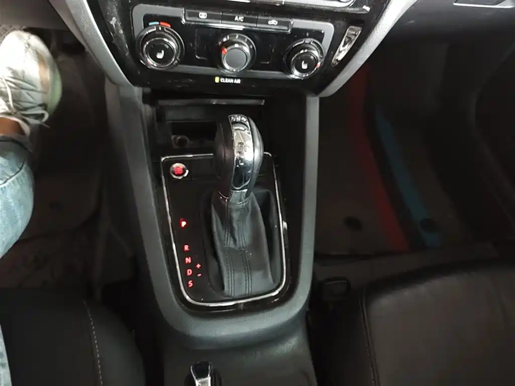 Volkswagen Sagitar 2018 180TSI DSG Premium Edition фото 14