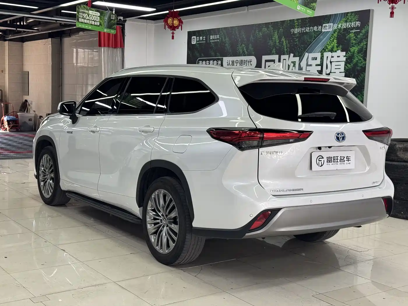 Toyota Highlander 2022 Model Dual Engine 2.5L 4WD Premium Edition 7-Seater фото 4