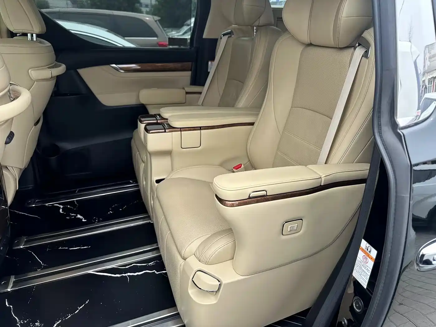 Toyota Alphard 2018 3.5L Premium фото 6