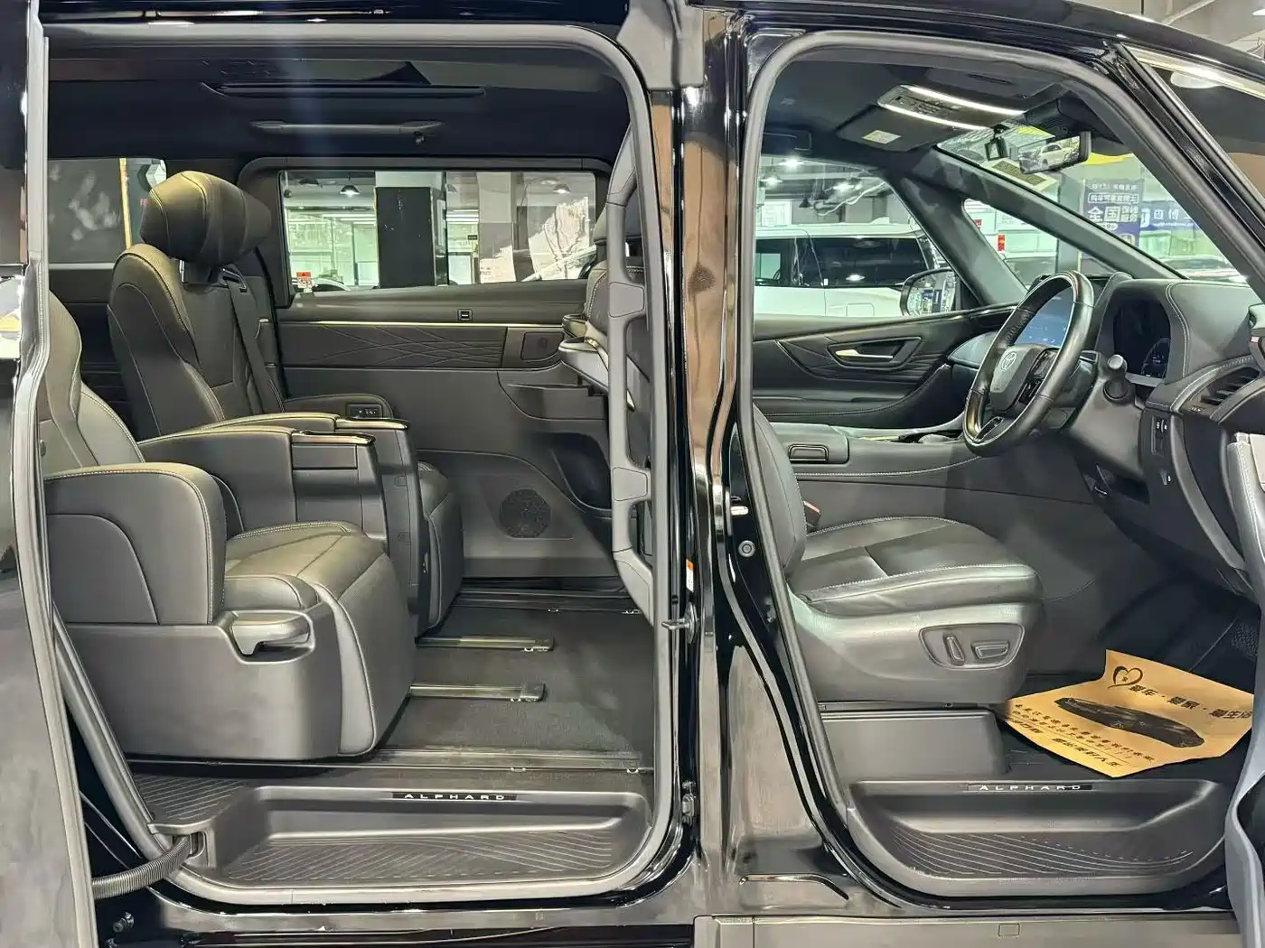 Toyota Alphard фото 6