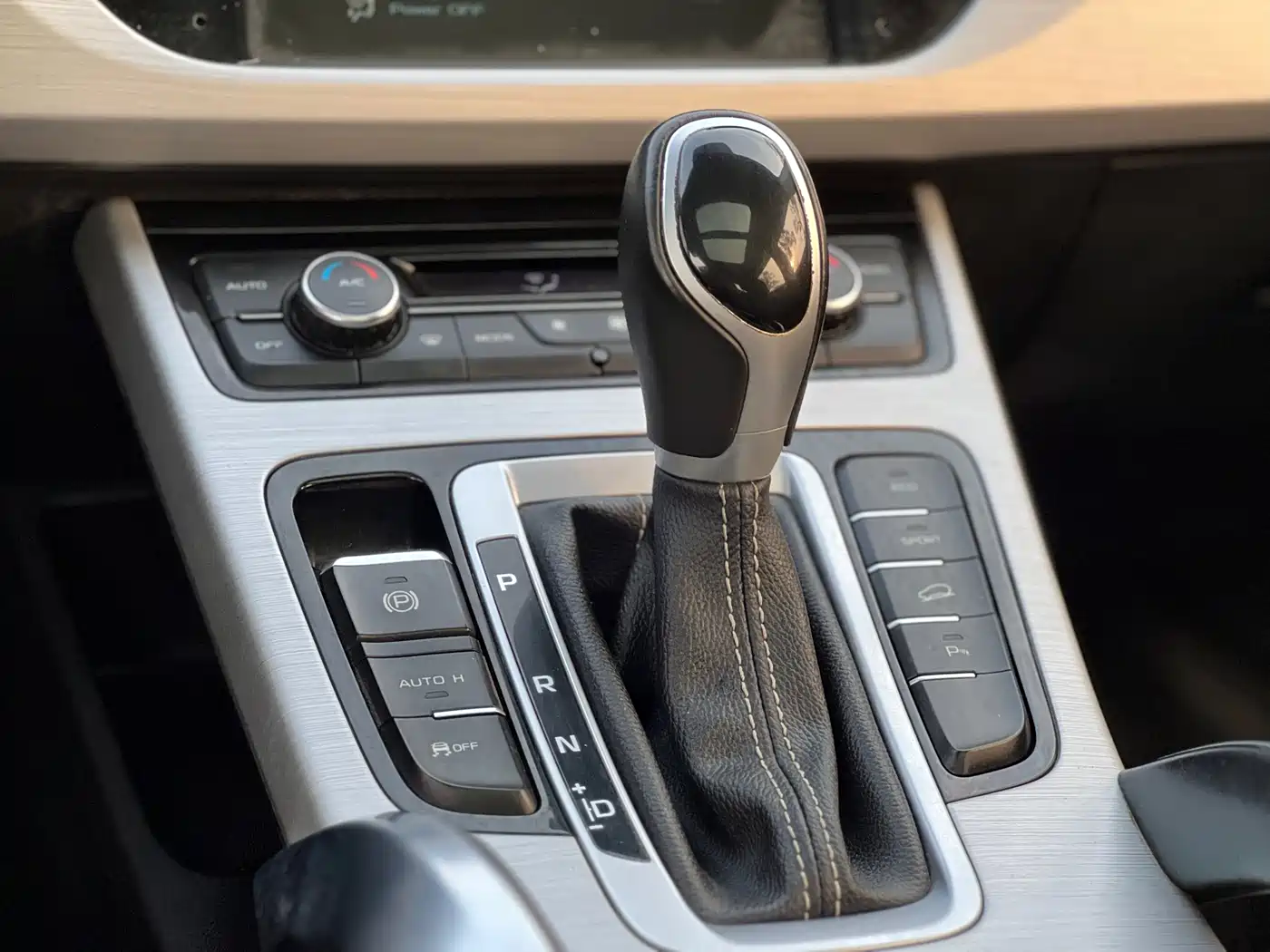 Фото 18 - Geely Atlas