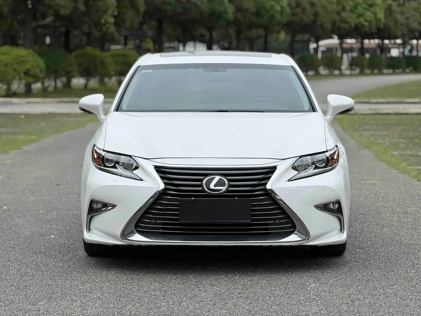 Photo 2 - Lexus ES