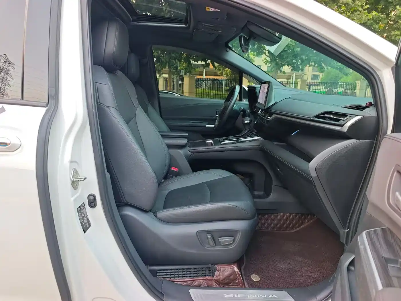 Toyota Sienna 2021 2.5L Hybrid Premium Edition фото 4