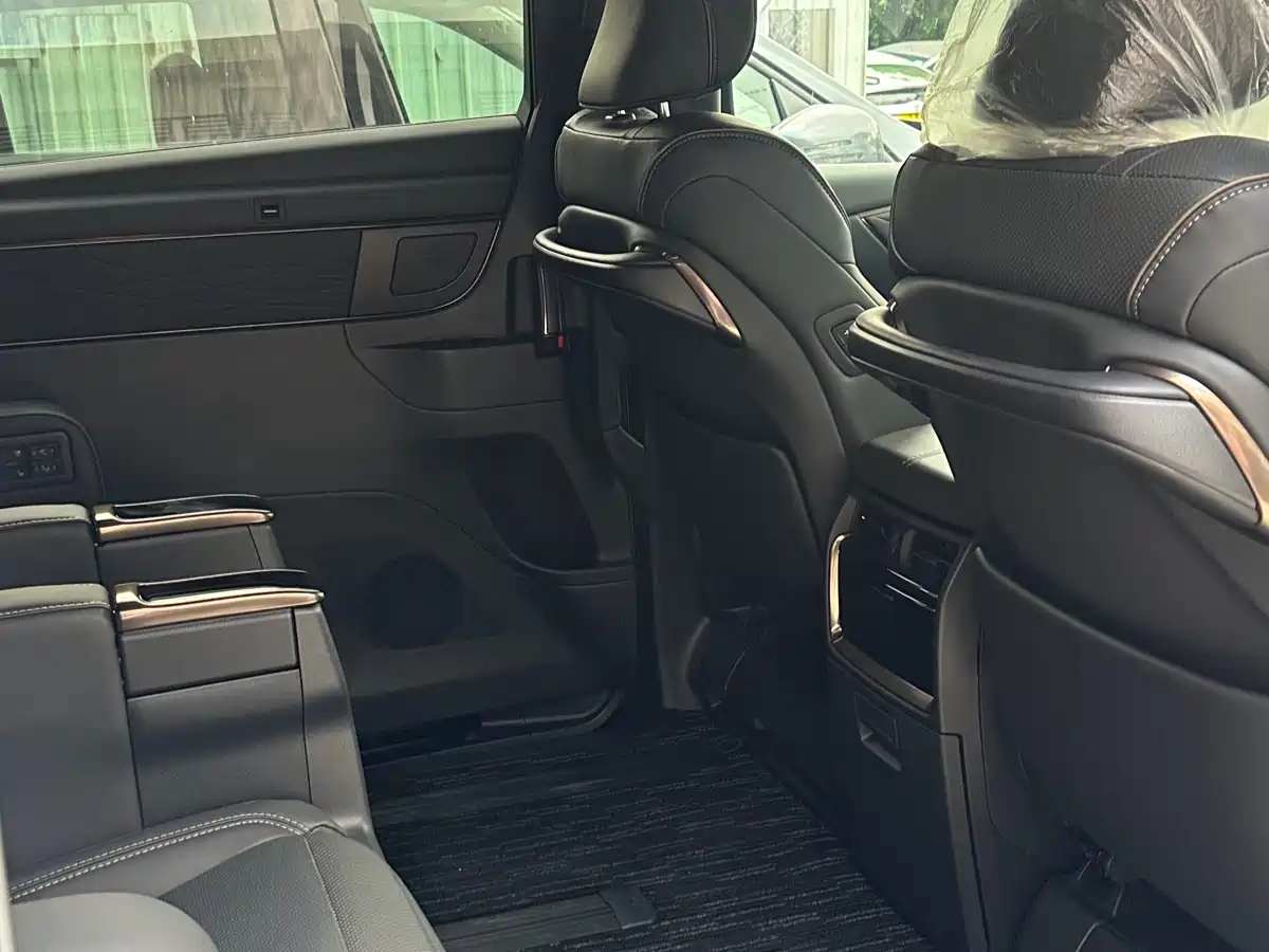 Toyota Alphard 2025 Hybrid 2.5L Ultimate Gold Edition фото 6