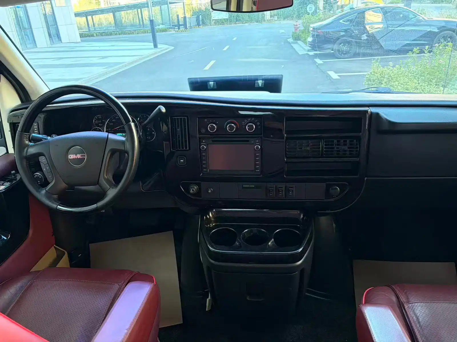 Photo 9 - GMC Savana