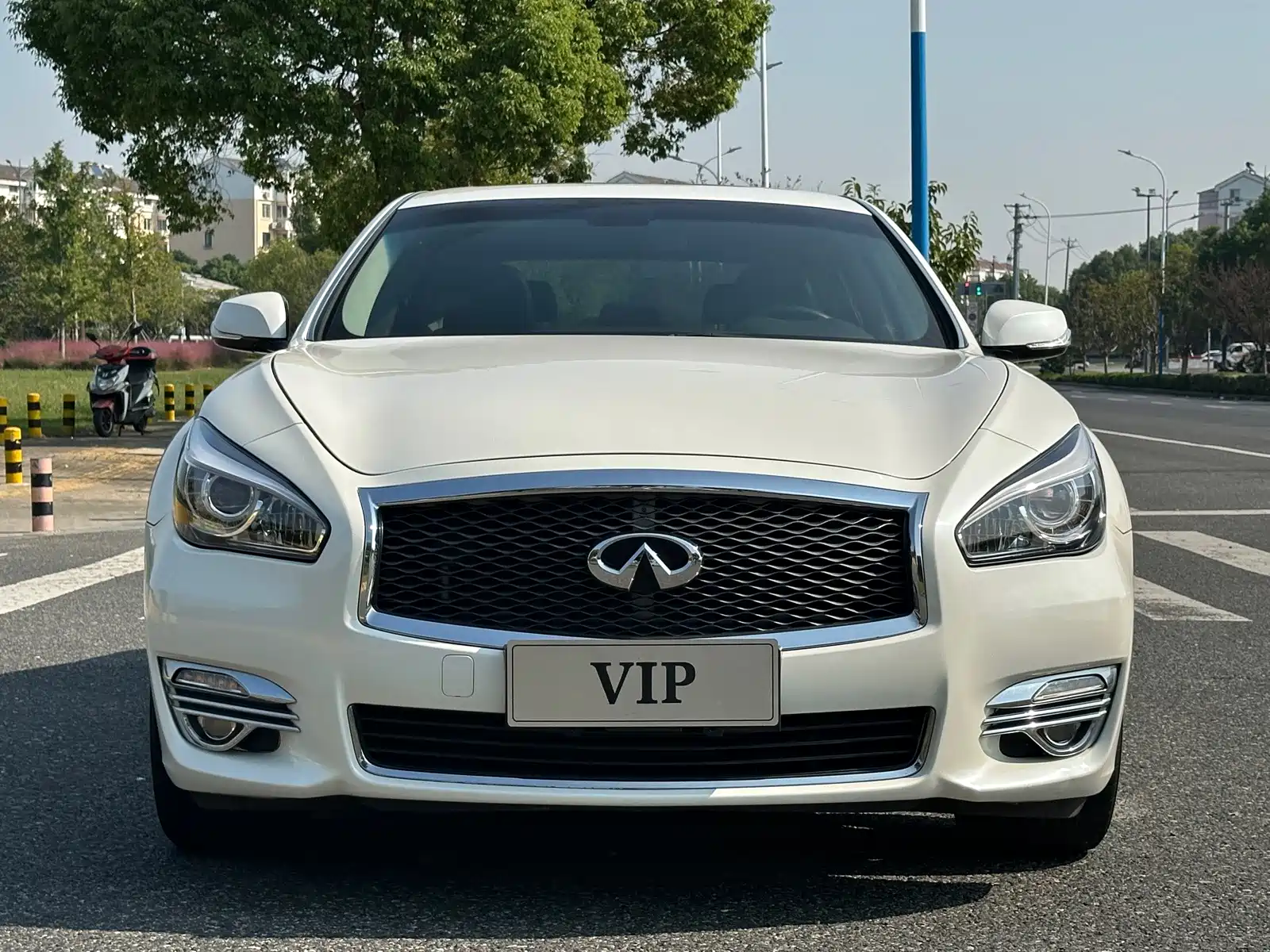 Photo 2 - Infiniti Q70
