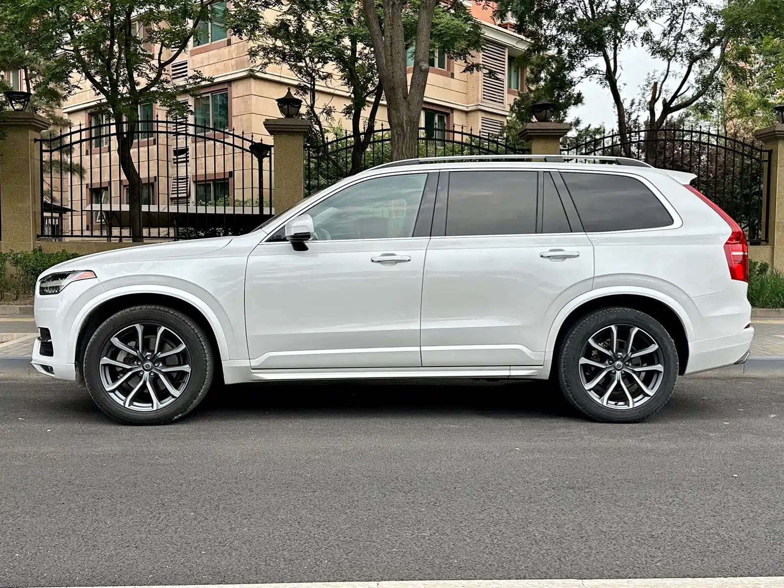 Photo 3 - Volvo XC90