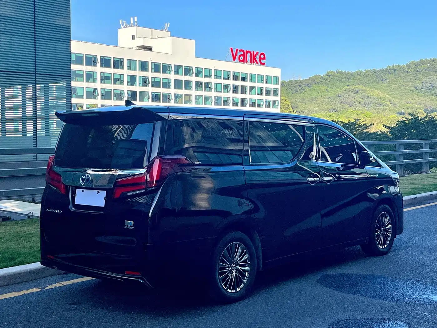 Toyota Alphard 2020 Hybrid 2.5L Luxury Edition фото 6