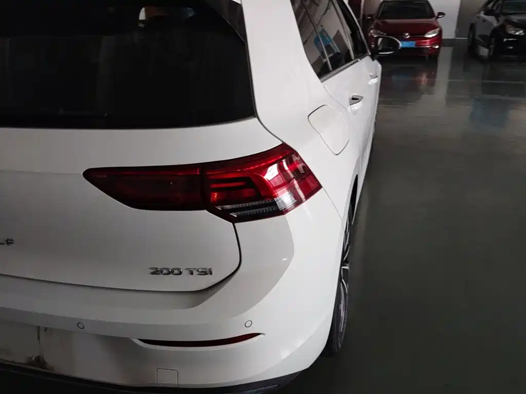 Photo 8 - Volkswagen Golf