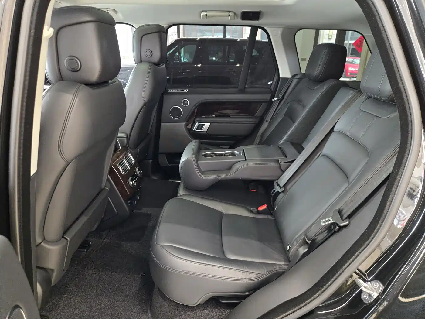 Land Rover Range Rover 2022 3.0 L6 360PS Golden Age Edition фото 10