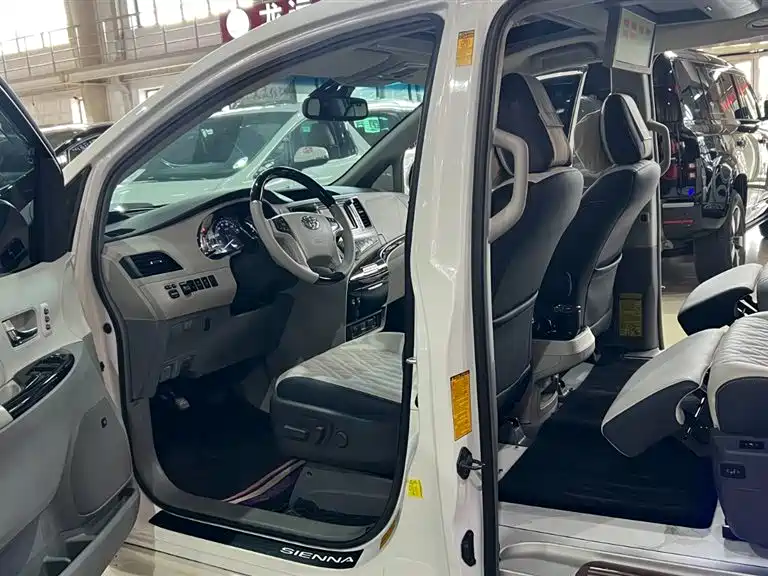 Toyota Sienna 2013 3.5L 4WD Automatic фото 9