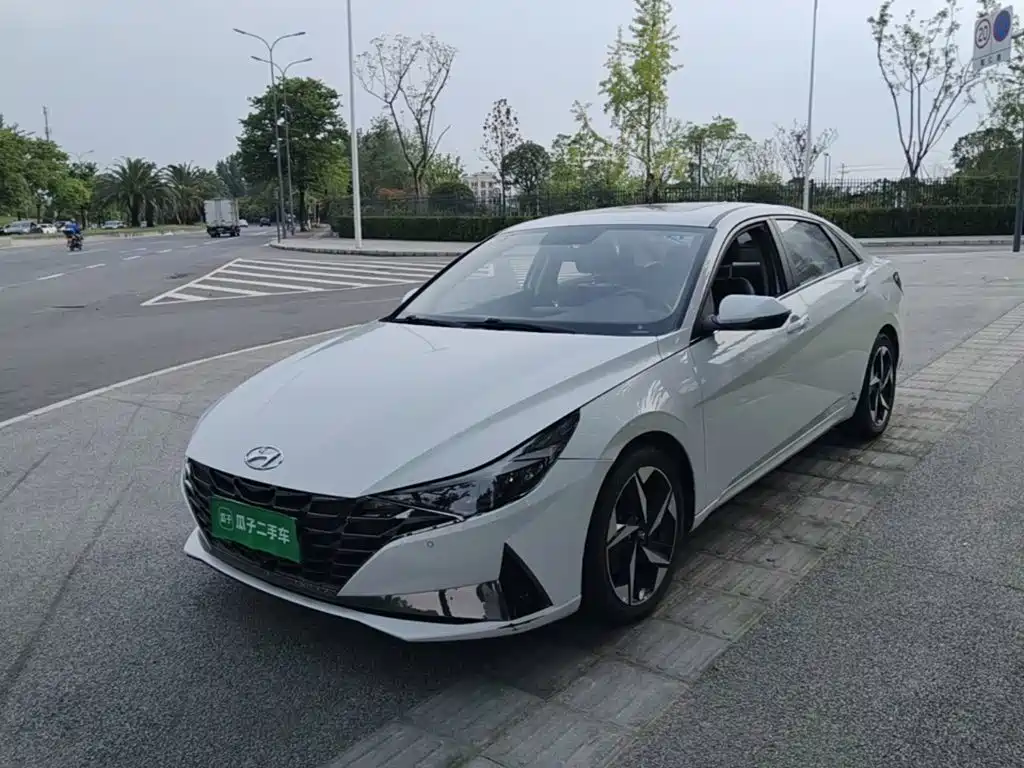 Фото 2 - Hyundai Elantra