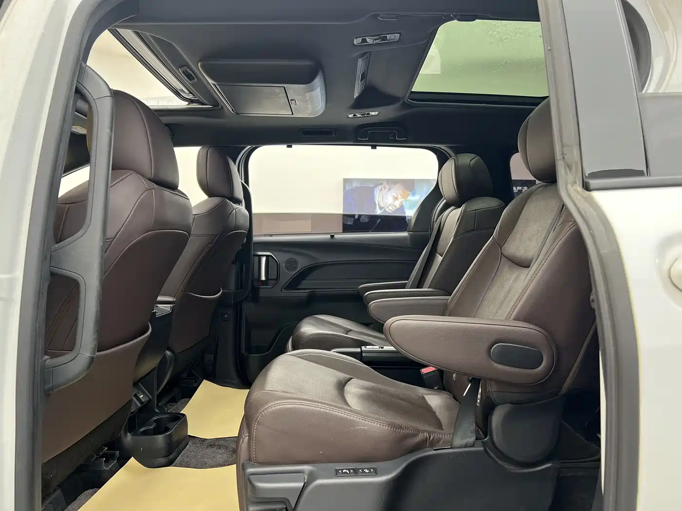 Toyota Sienna 2023 2.5L Hybrid Platinum Edition фото 3