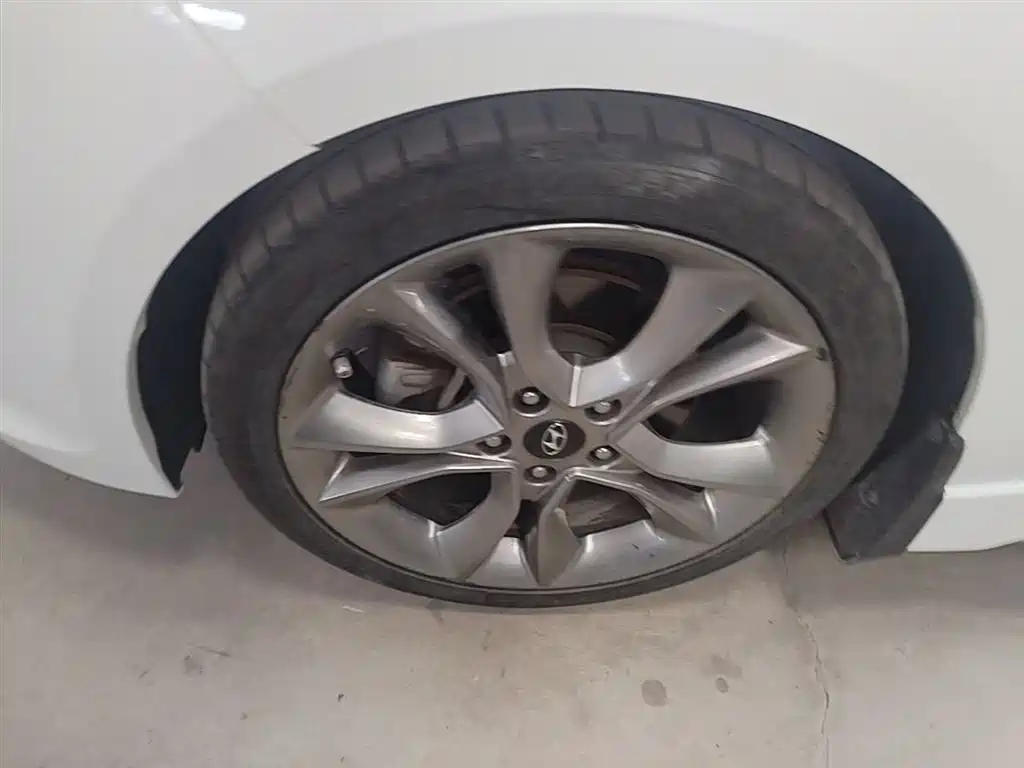 Hyundai Veloster 2015 1.6T Automatic Luxury Edition фото 23