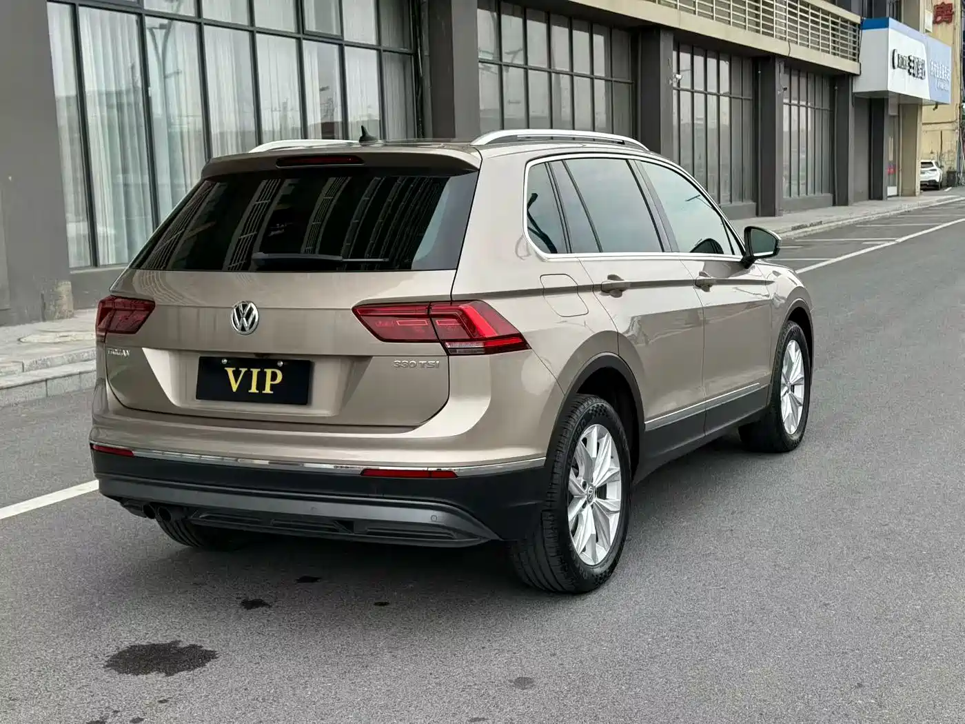 VOLKSWAGEN TIGUAN