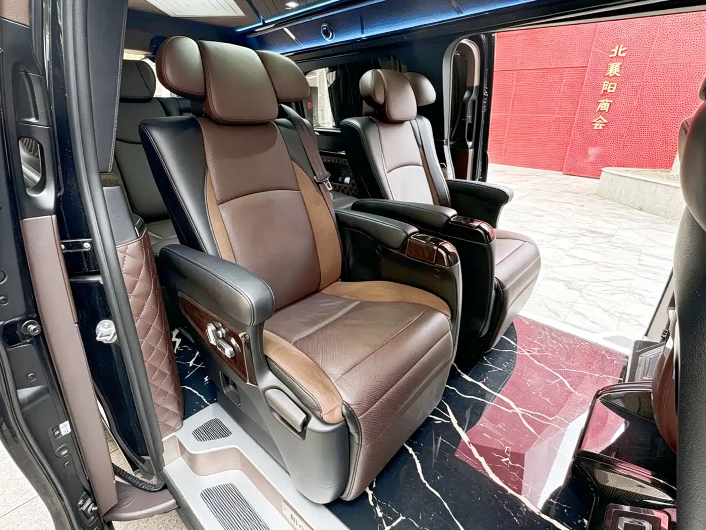 Mercedes-Benz V-Class 2018 V 260 L Premium Long Wheelbase Edition China VI фото 5