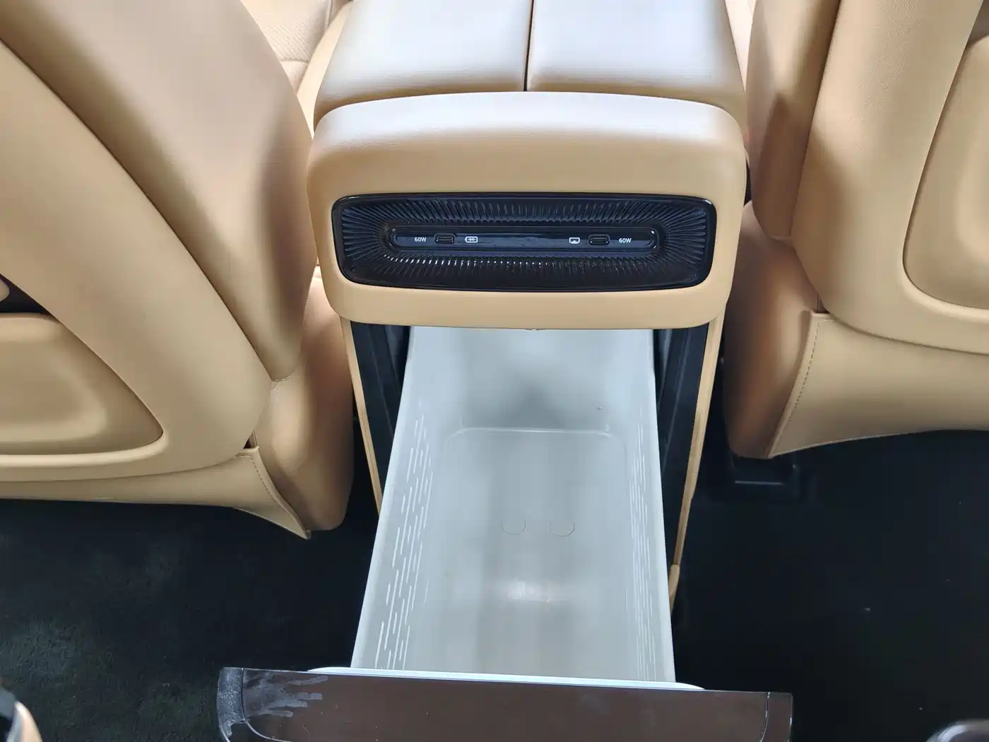 Voyah Auto Voyah Dreamer 2025 PHEV AWD Flagship Kunpeng Edition фото 15