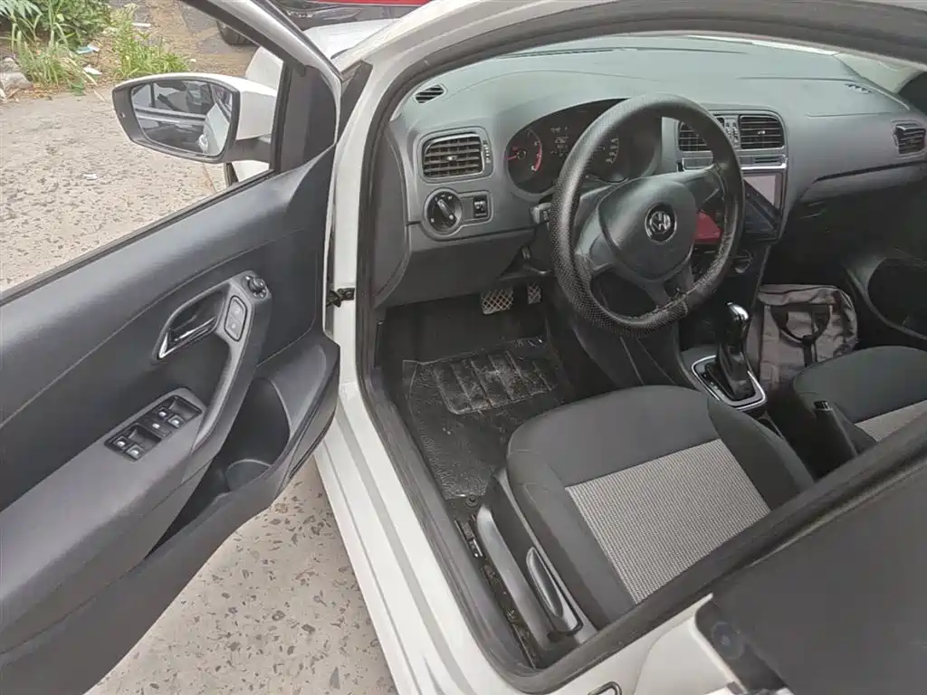 Volkswagen Polo 2016 1.4L Automatic Trend фото 16