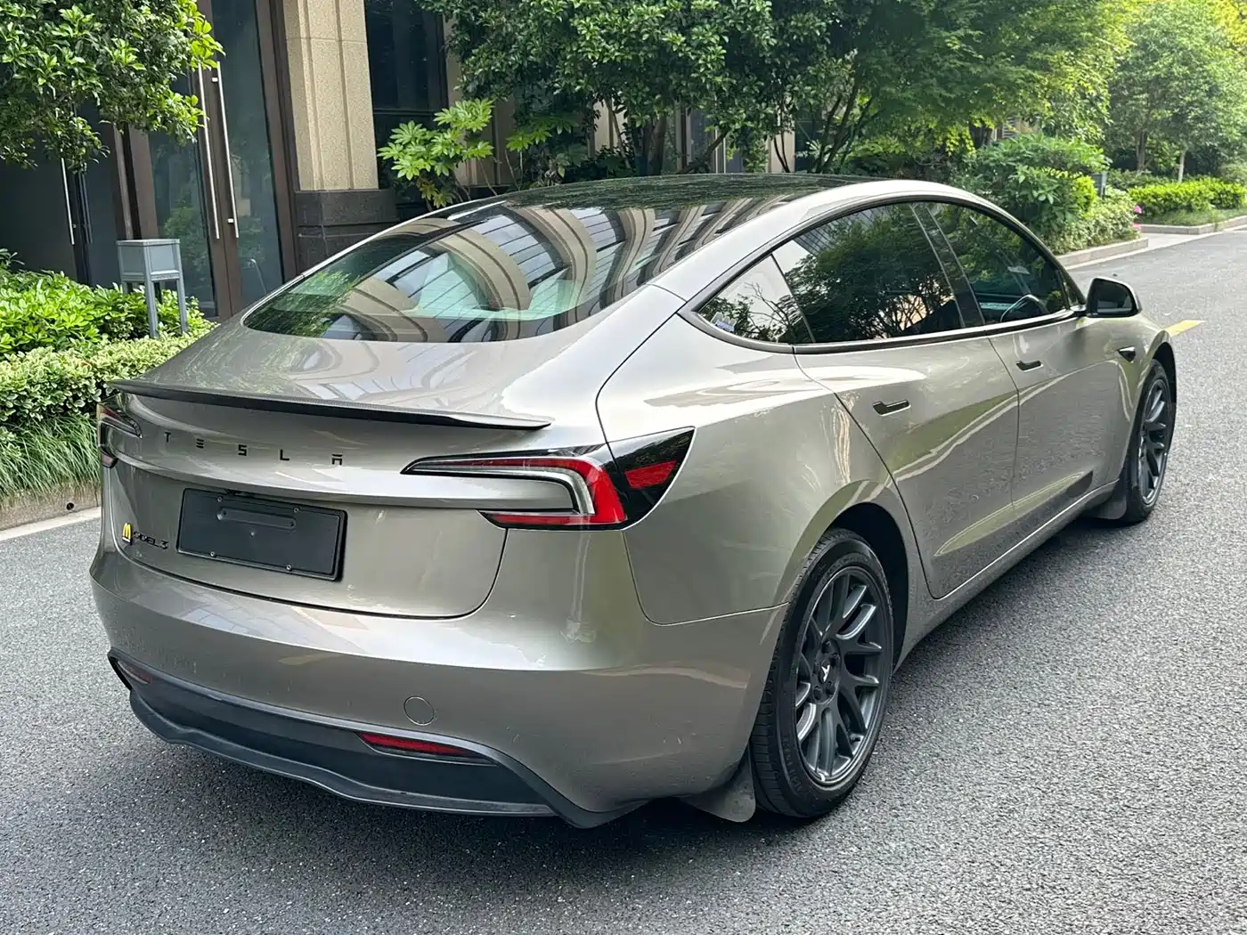 TESLA MODEL 3