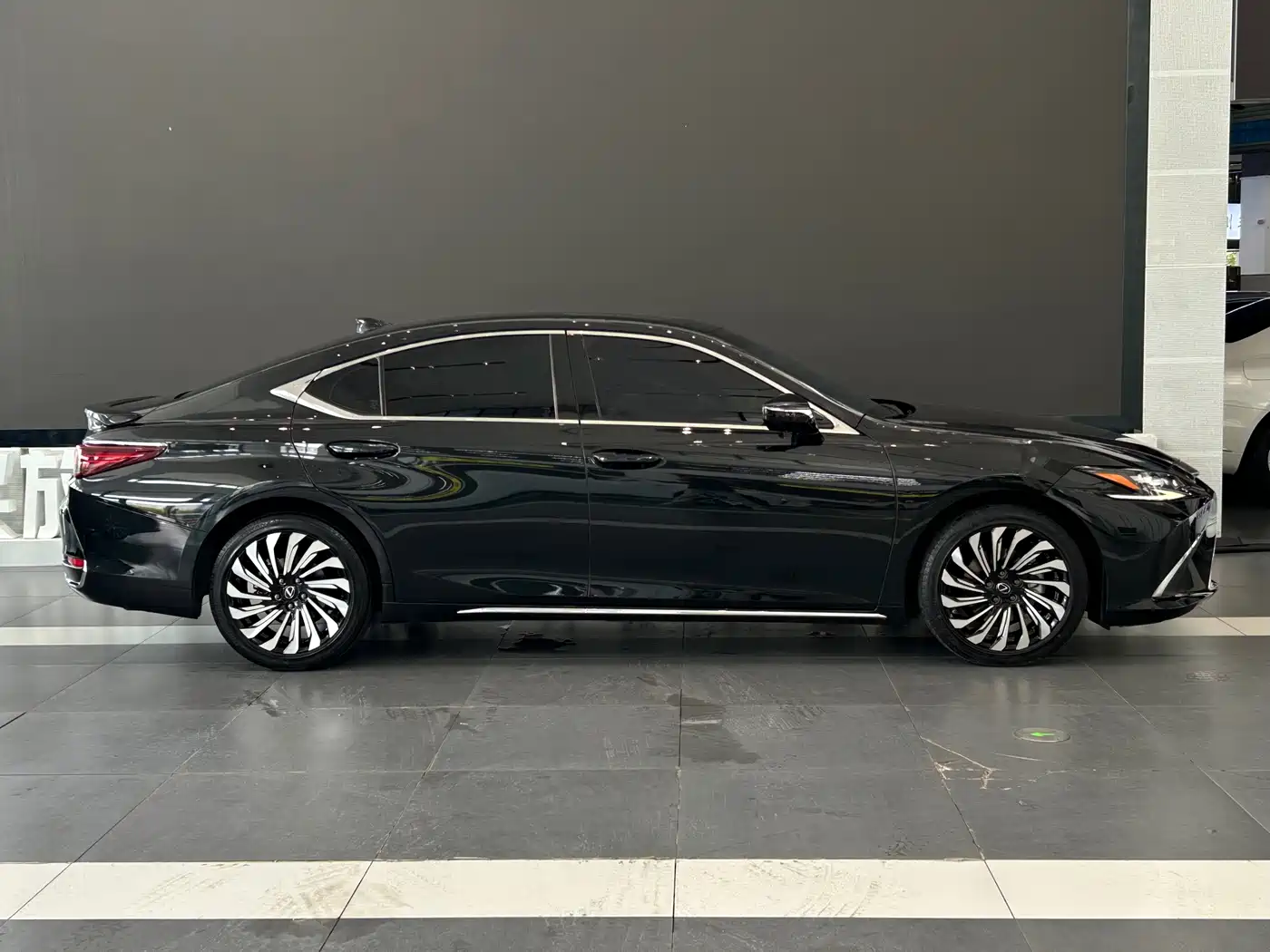Фото 28 - Lexus ES