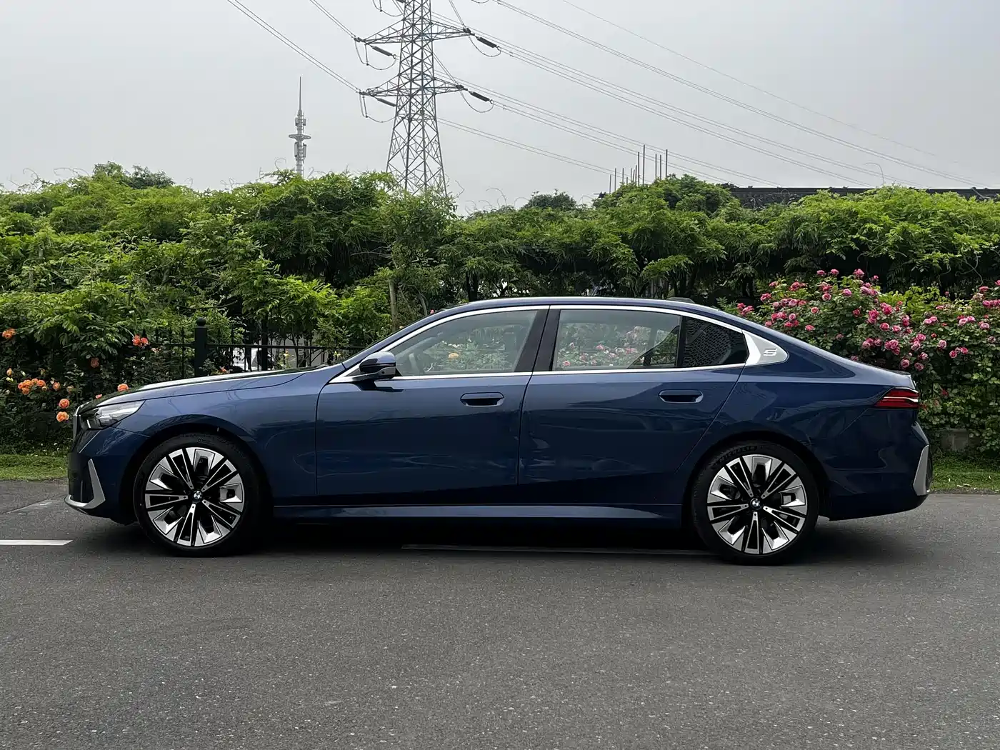 BMW 5 Series 2024 530Li Premium Luxury Package фото 3