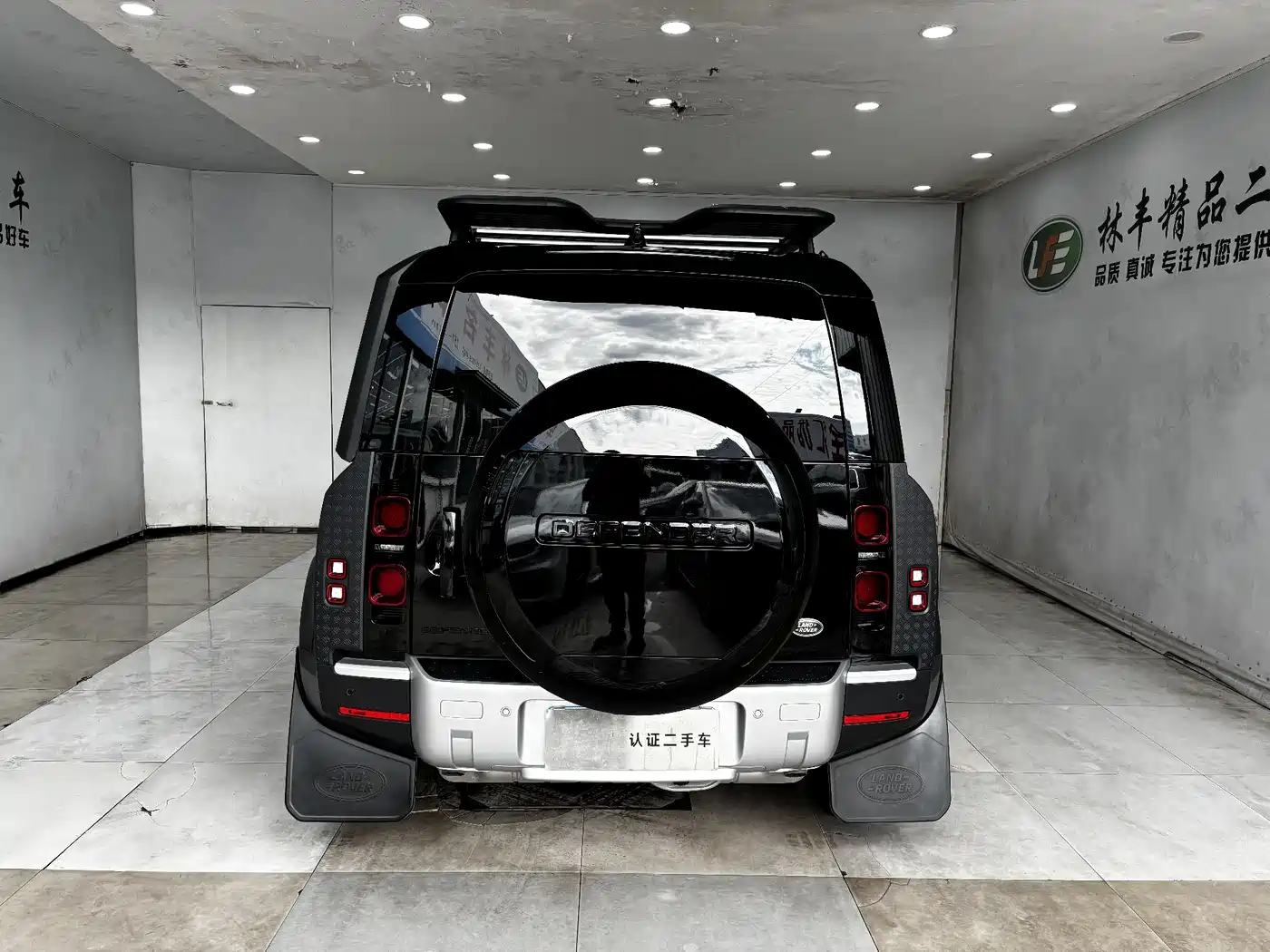 Land Rover Defender 2023 Model 110 3.0T P400 Dark Special Edition фото 6