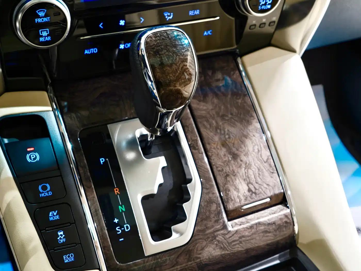Toyota Vellfire 2020 Twin Engine 2.5L HV Premium Edition фото 7