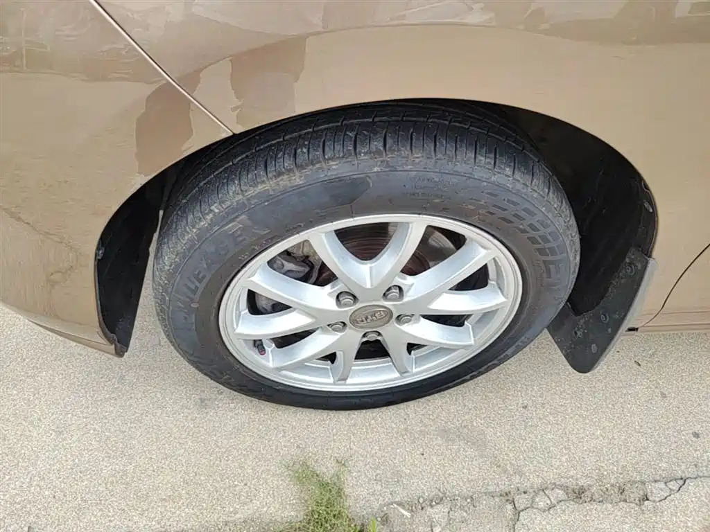 BYD M6 2013 2.4L Manual Luxury фото 23