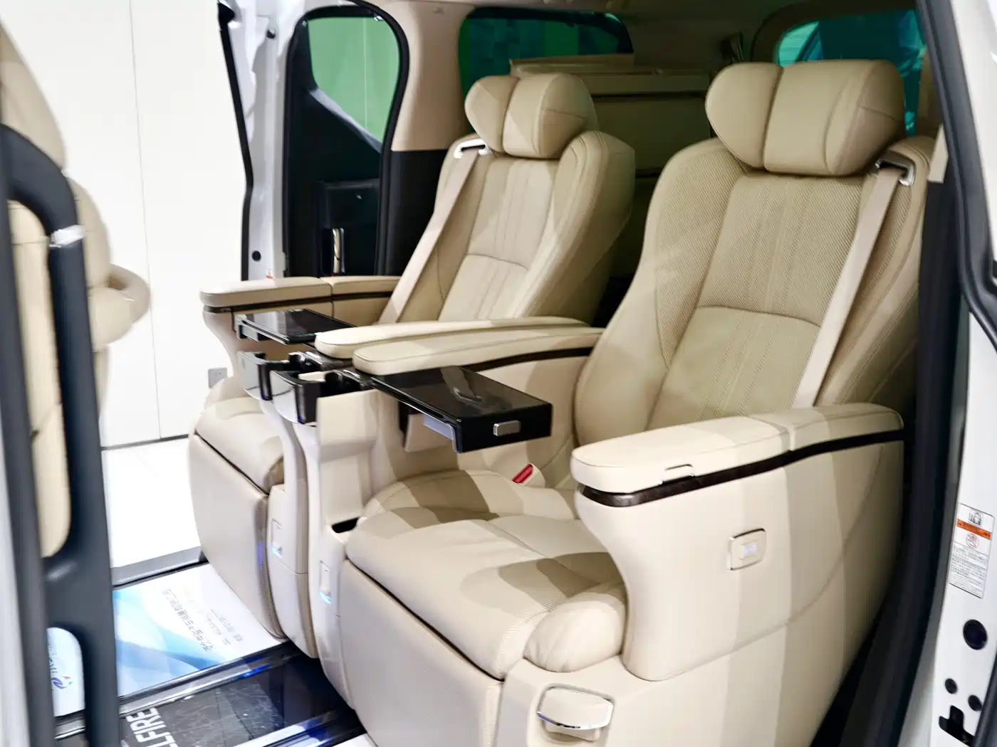 Toyota Vellfire 2020 Twin Engine 2.5L HV Premium Edition фото 11