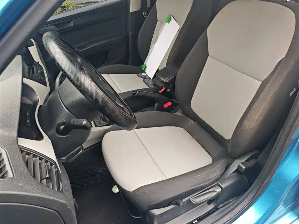 Škoda Fabia 2015 1.4L Manual Advance Edition фото 15