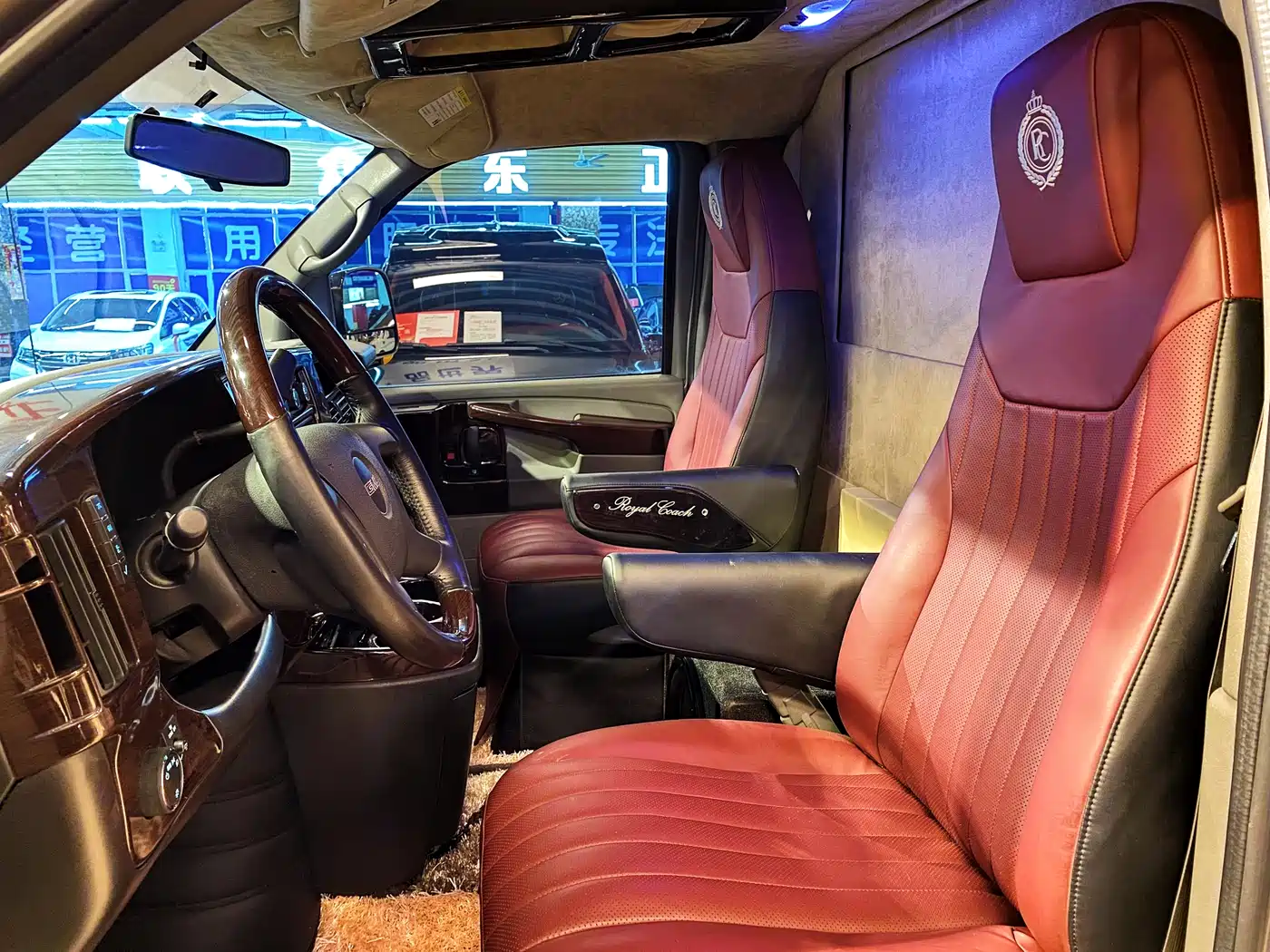 GMC Savana 2015 6.0L G600L Elegance Edition фото 27