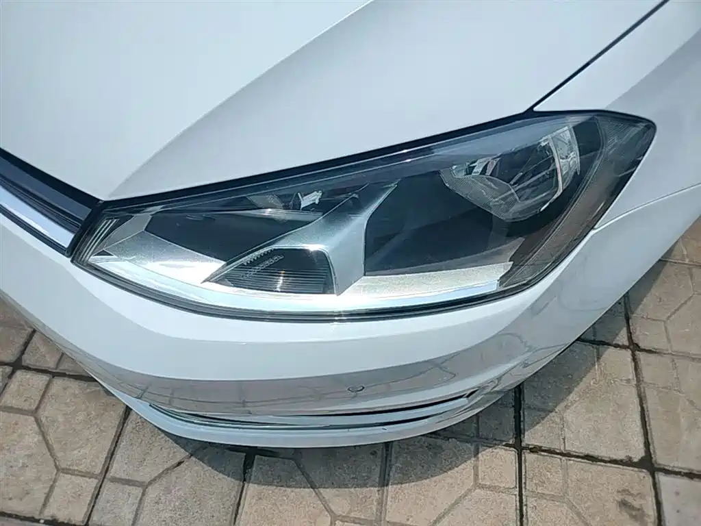 Volkswagen Golf 2017 230TSI Auto Luxury Millionth Anniversary Edition фото 24