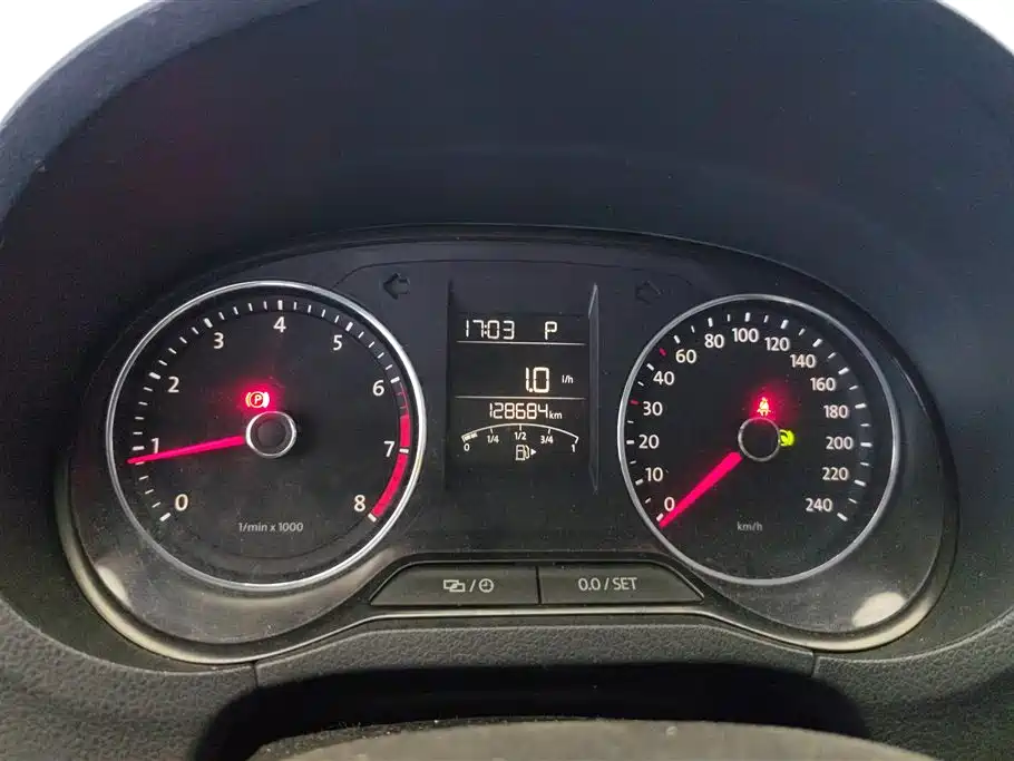 Volkswagen Polo 2014 1.4L Automatic Comfort Edition фото 14