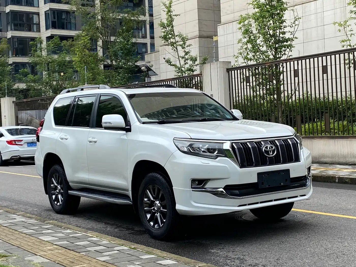 Toyota Prado 2018 3.5L Auto TX-L фото 2