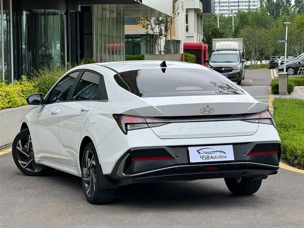 Hyundai Elantra 2023 1.5L CVT GLX Elite Edition фото 9