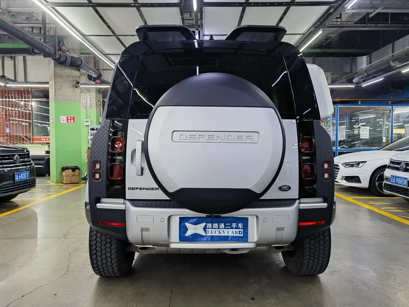 Land Rover Defender 2022 110 P400 Dark Special Edition фото 5