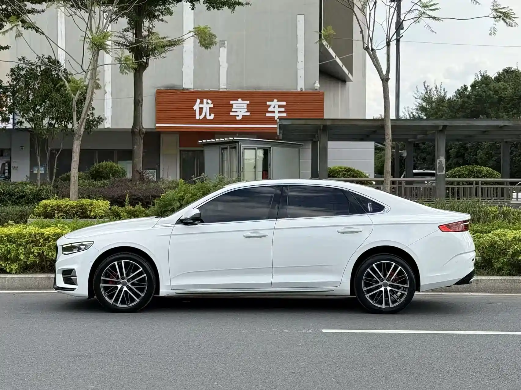 Фото 3 - Geely Preface