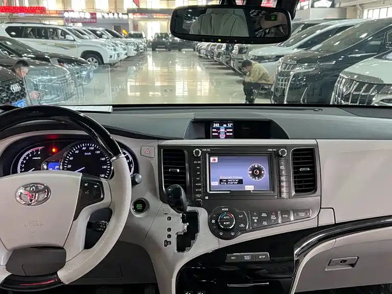 Toyota Sienna 2013 3.5L 4WD Automatic фото 18