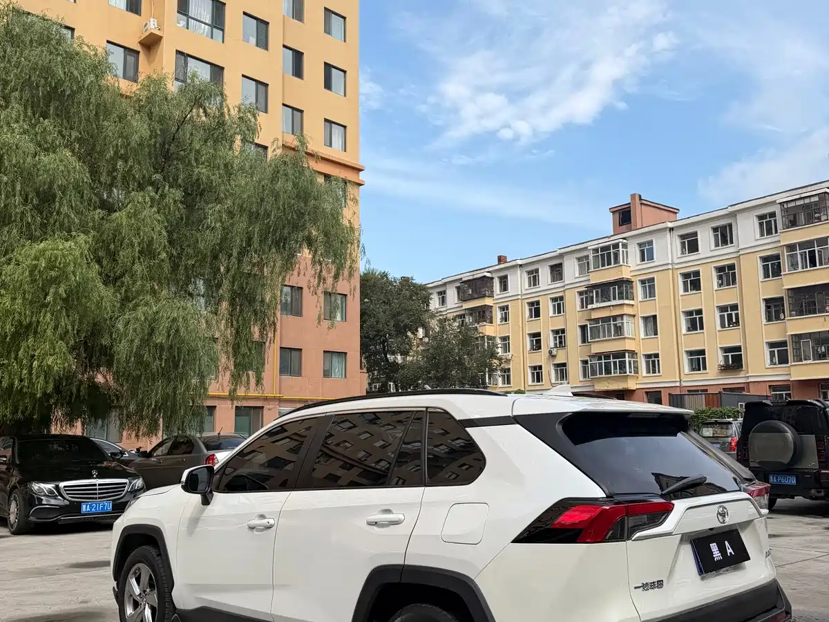 Фото 7 - Toyota RAV4