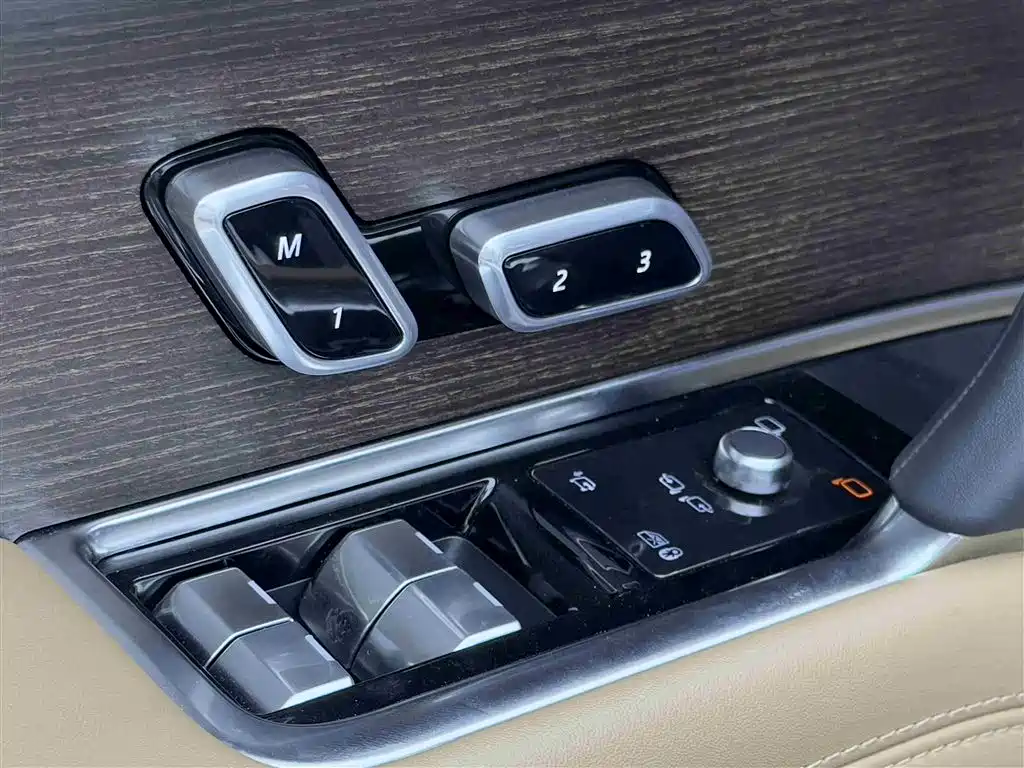 Land Rover Range Rover 2023 3.0 L6 360PS Golden Age Edition фото 16