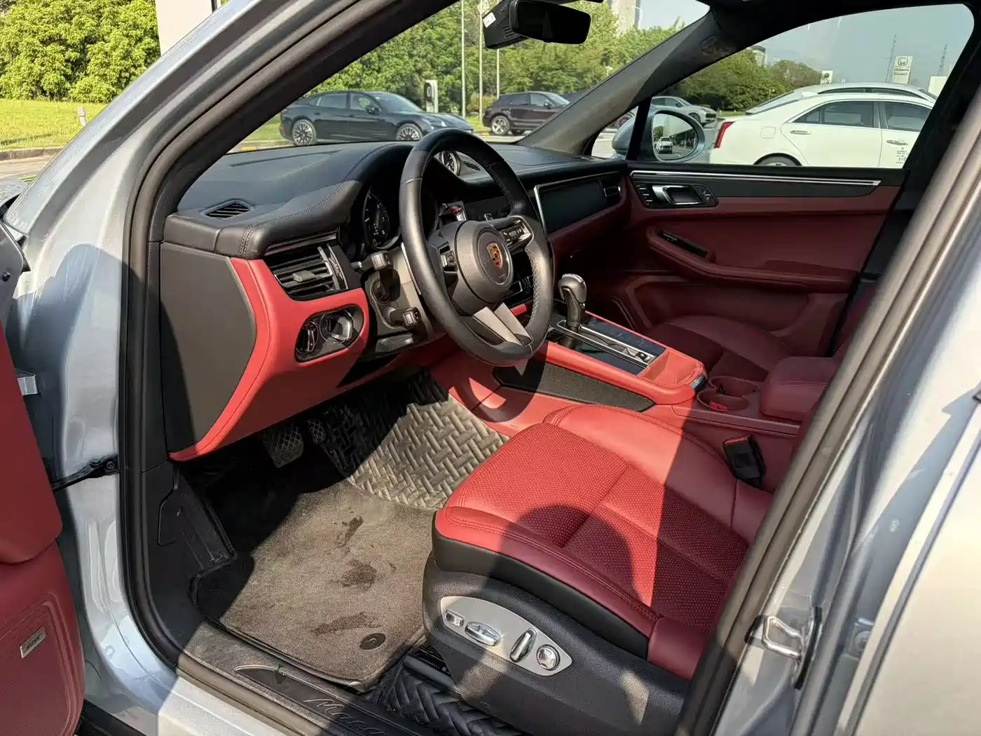 PORSCHE MACAN
