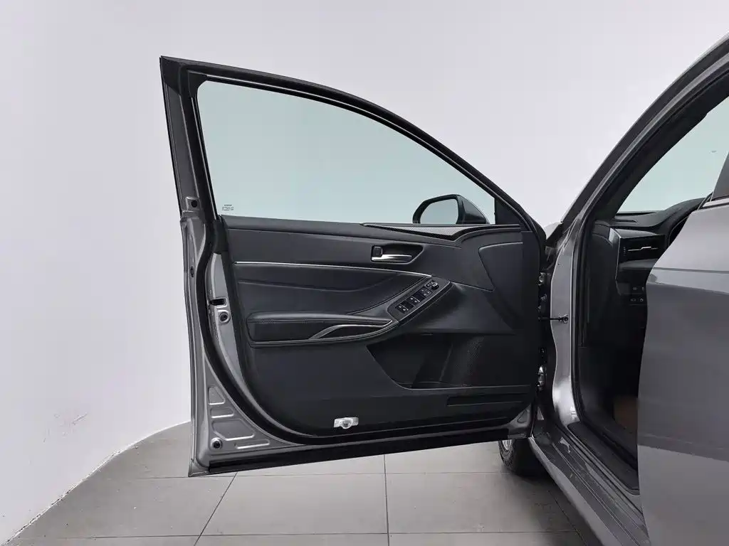 Photo 8 - Toyota Avalon