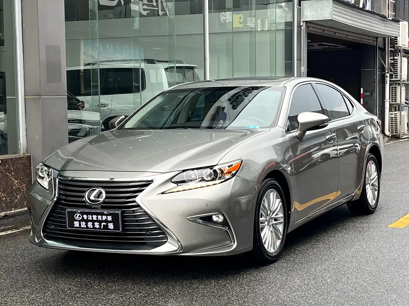 Photo 1 - Lexus ES