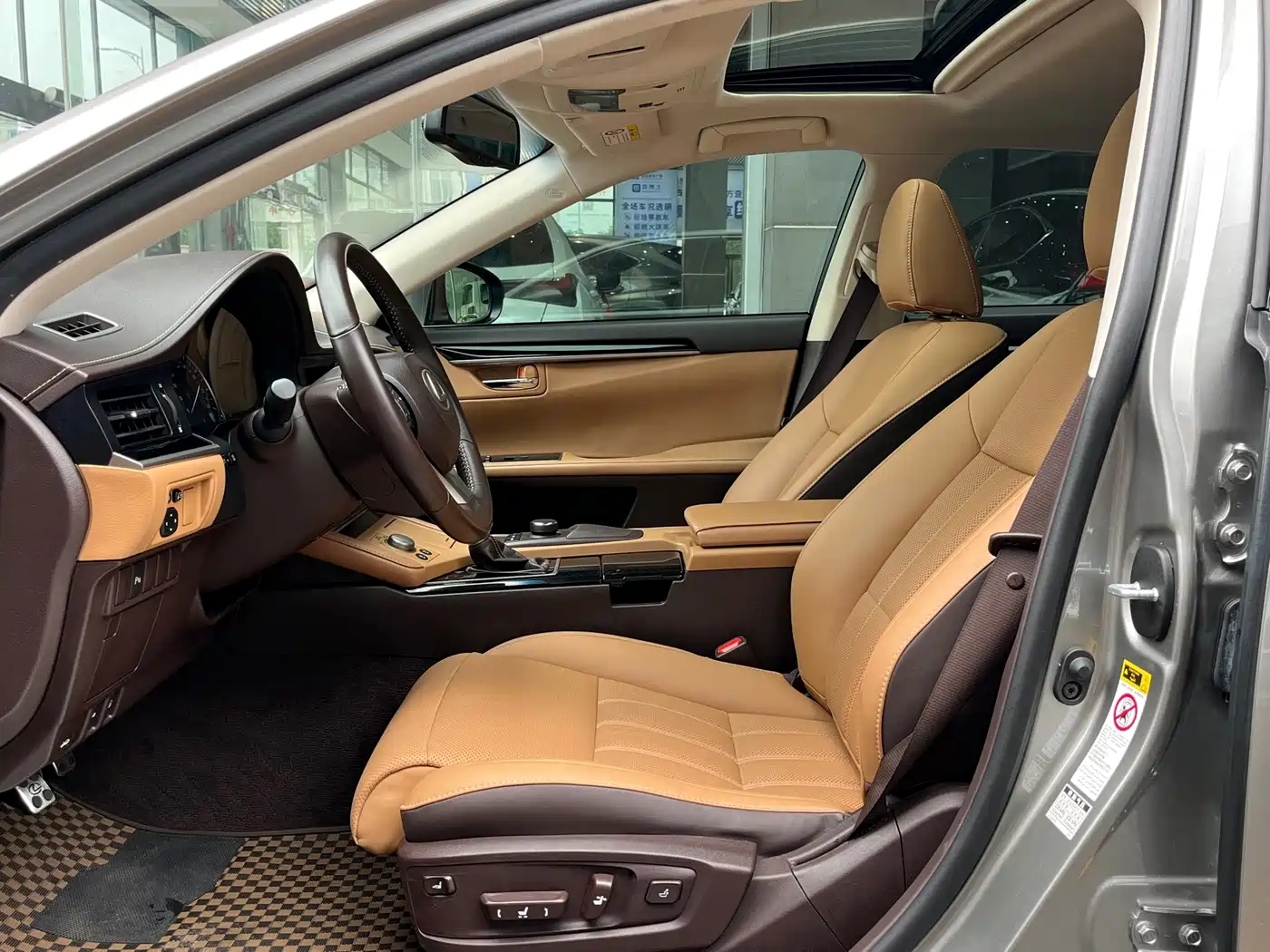 Photo 5 - Lexus ES
